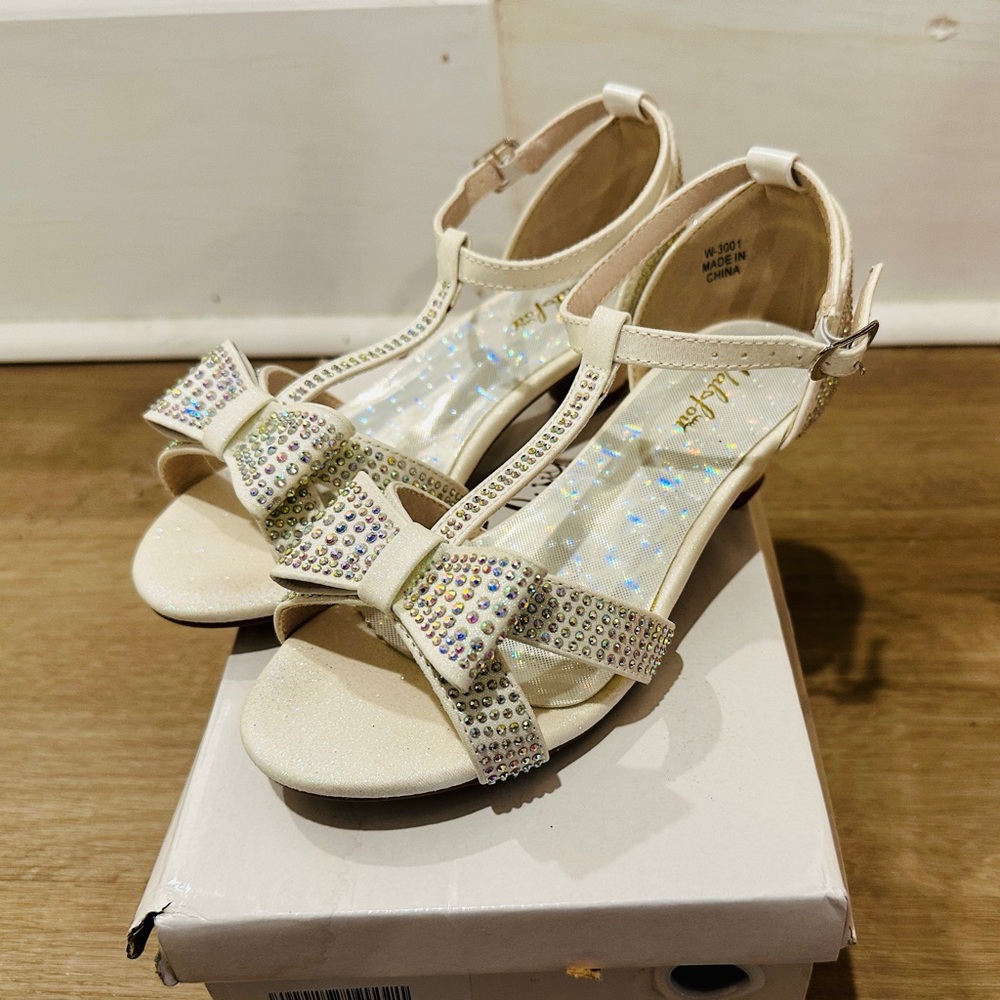 Elegant Cream Sandals with Rhinestone Bow - Picture 6 of 8